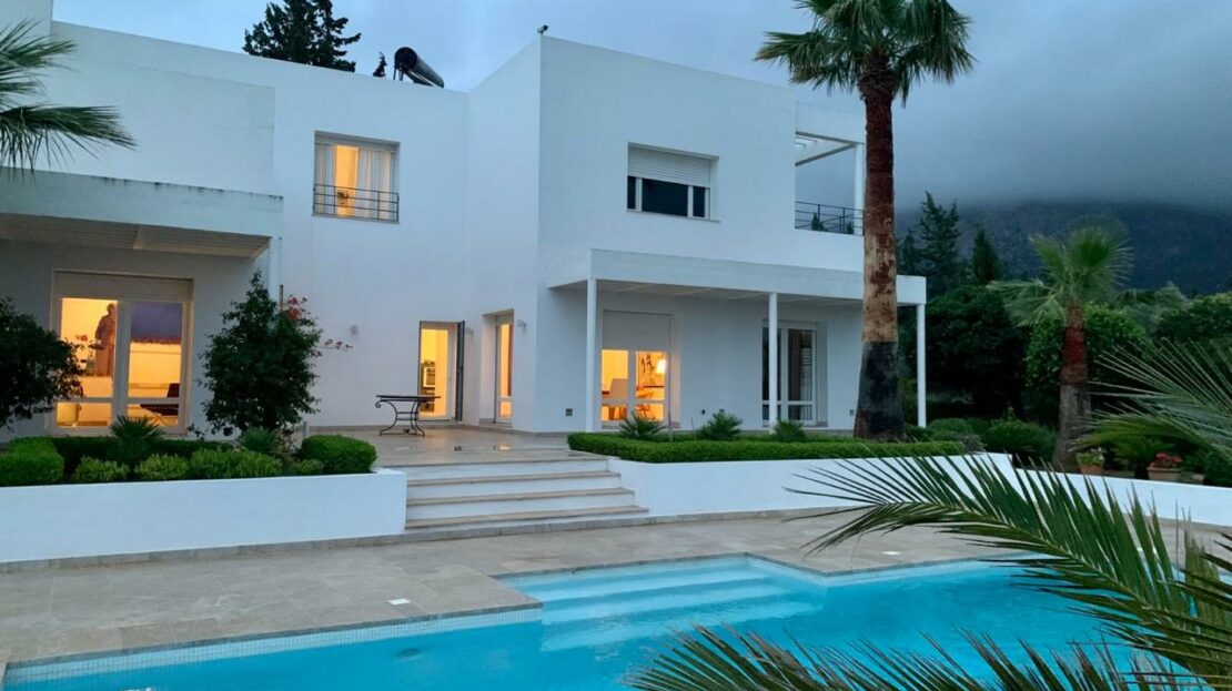 À VENDRE – Propriété agricole avec maison, piscine et oliveraie à Morneg Située à Morneg, dans un environnement verdoyant et paisible, cette propriété agricole de 2 hectares représente une opportunité unique pour les amoureux de nature, de confort et d’espace. Elle comprend une bâtisse principale de 260 m², répartie sur deux niveaux, avec une terrasse, un balcon, une piscine, ainsi qu’un jardin soigneusement aménagé. L’intérieur de la maison se compose d’un salon spacieux offrant une vue imprenable sur la piscine et les montagnes, une vaste salle à manger baignée de lumière naturelle, et une cuisine équipée. Le cadre de vie est pensé pour conjuguer confort moderne et atmosphère champêtre. L’extérieur est un véritable havre de paix : un jardin verdoyant, des espaces de détente et une piscine entourée d’un paysage naturel pittoresque. Le tout forme une ambiance sereine, idéale pour se ressourcer au quotidien ou accueillir famille et invités. Caractéristiques agricoles et annexes : Presse agricole de 80 m² Plantation de 300 oliviers bien entretenus Deux points d’eau accessibles pour irrigation ou usage domestique Titre foncier en règle, prêt pour la vente Cette propriété, alliant charme rural, équipements modernes et potentiel agricole, s’adresse aussi bien à une résidence principale qu’à un projet agricole ou de tourisme rural.