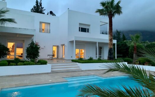 À VENDRE – Propriété agricole avec maison, piscine et oliveraie à Morneg Située à Morneg, dans un environnement verdoyant et paisible, cette propriété agricole de 2 hectares représente une opportunité unique pour les amoureux de nature, de confort et d’espace. Elle comprend une bâtisse principale de 260 m², répartie sur deux niveaux, avec une terrasse, un balcon, une piscine, ainsi qu’un jardin soigneusement aménagé. L’intérieur de la maison se compose d’un salon spacieux offrant une vue imprenable sur la piscine et les montagnes, une vaste salle à manger baignée de lumière naturelle, et une cuisine équipée. Le cadre de vie est pensé pour conjuguer confort moderne et atmosphère champêtre. L’extérieur est un véritable havre de paix : un jardin verdoyant, des espaces de détente et une piscine entourée d’un paysage naturel pittoresque. Le tout forme une ambiance sereine, idéale pour se ressourcer au quotidien ou accueillir famille et invités. Caractéristiques agricoles et annexes : Presse agricole de 80 m² Plantation de 300 oliviers bien entretenus Deux points d’eau accessibles pour irrigation ou usage domestique Titre foncier en règle, prêt pour la vente Cette propriété, alliant charme rural, équipements modernes et potentiel agricole, s’adresse aussi bien à une résidence principale qu’à un projet agricole ou de tourisme rural.
